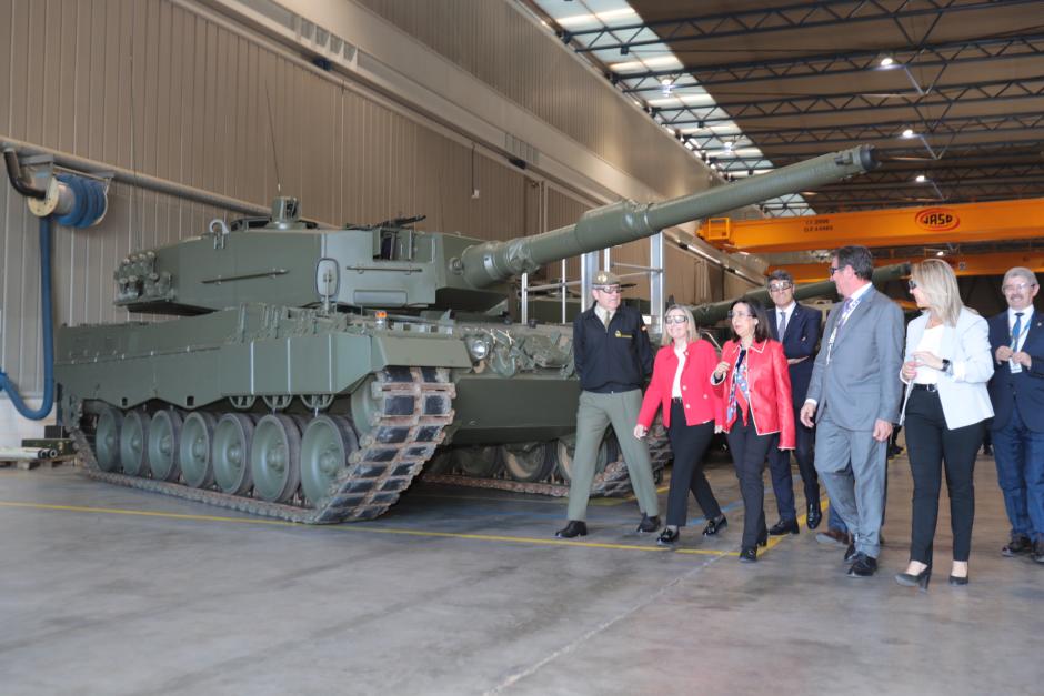 La ministra ha agradecido el "trabajo en tiempo récord" para poner al día los tanques