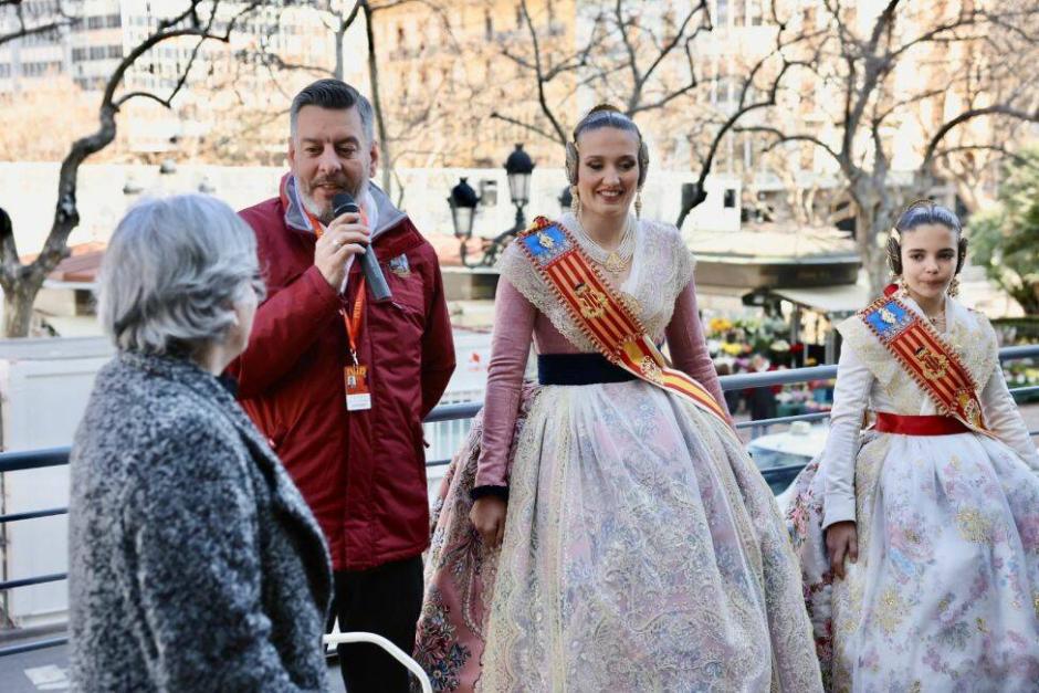Las falleras mayores de Valencia, junto al concejal de Cultura de Festiva en el pabellón de Ikea.