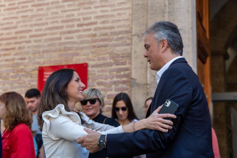 El vicepresidente segundo valenciano, Héctor Illueca, recibe a Ione Belarra en Fallas.