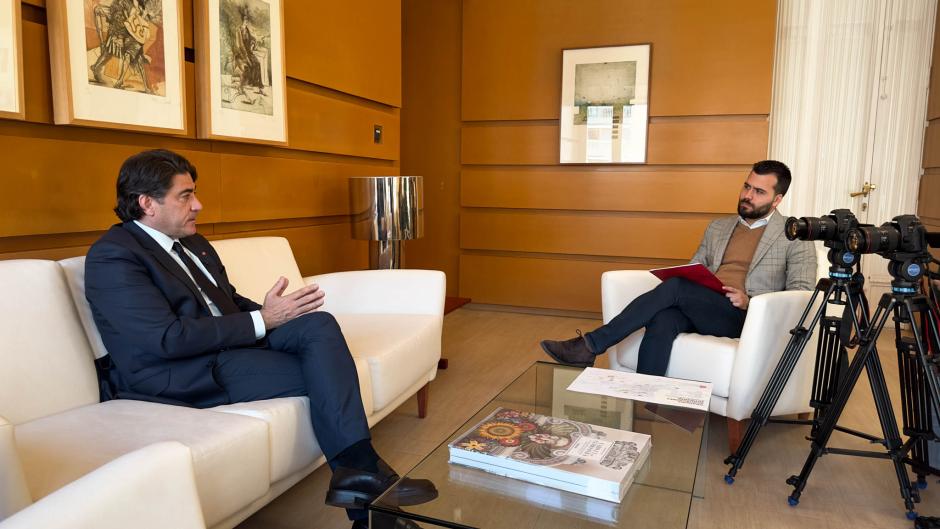 Pérez junto al redactor jefe de Madrid, David Vicente Casado, durante la entrevista