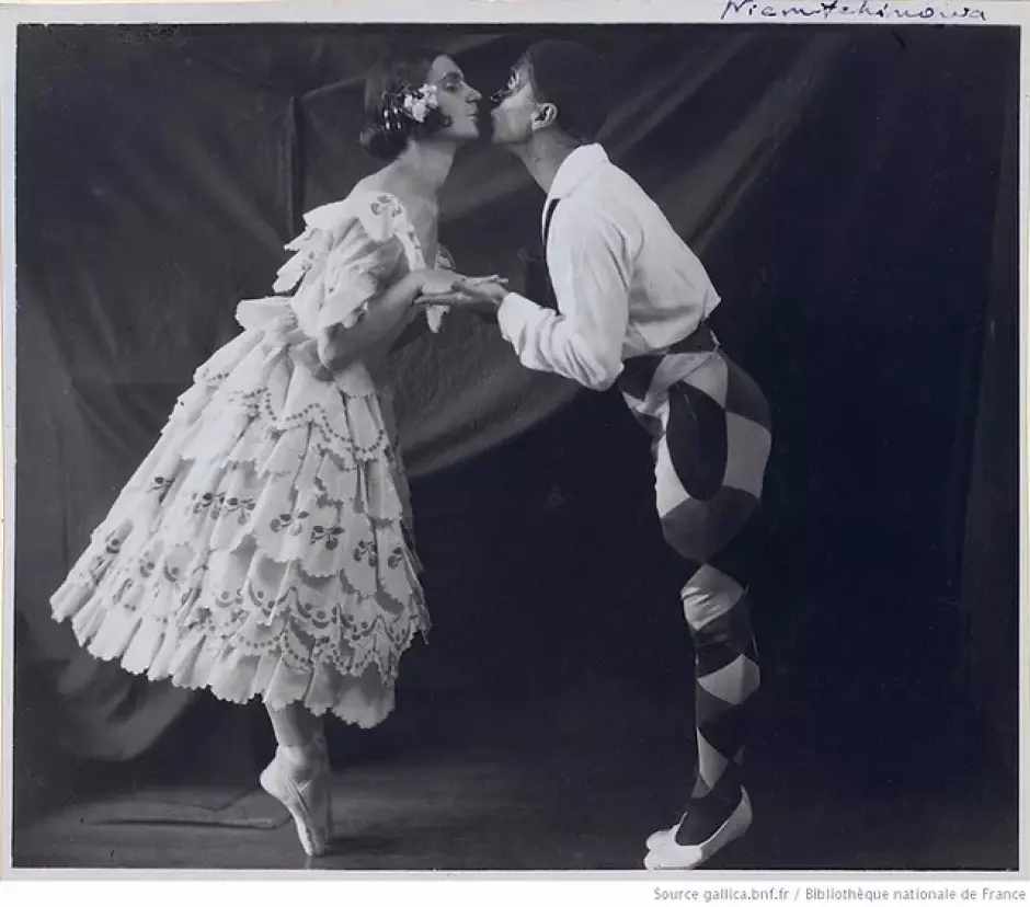 Los bailarines Vera Nemtchinova y Nicolas Zvereff con el vestuario de Carnaval, 1918