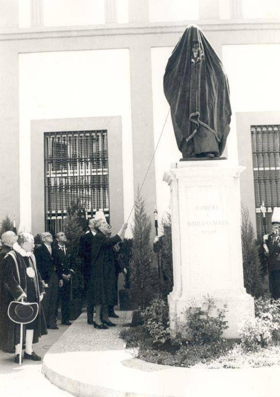 La duquesa de Rivas descubre el monumento a Góngora