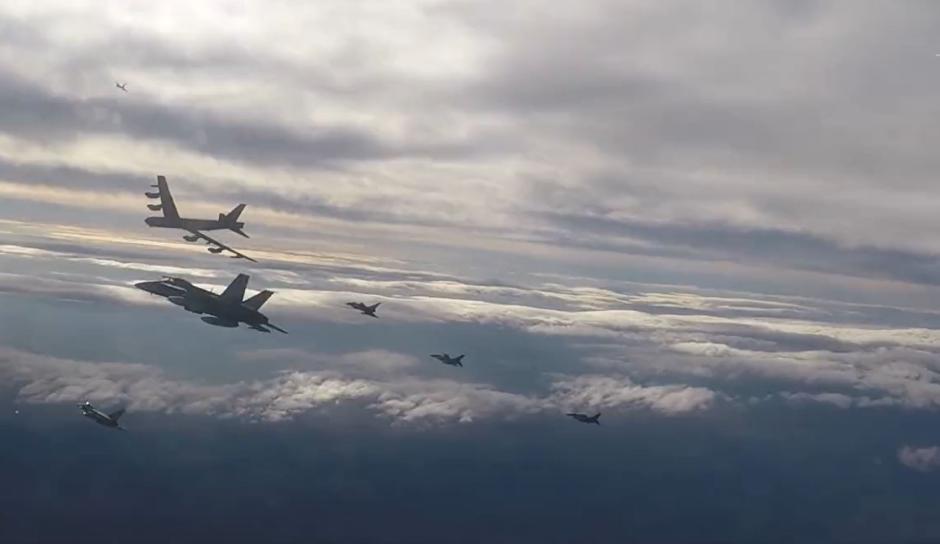 Un momento del video difundido por la OTAN de un B-52 escoltado por cazas aliados