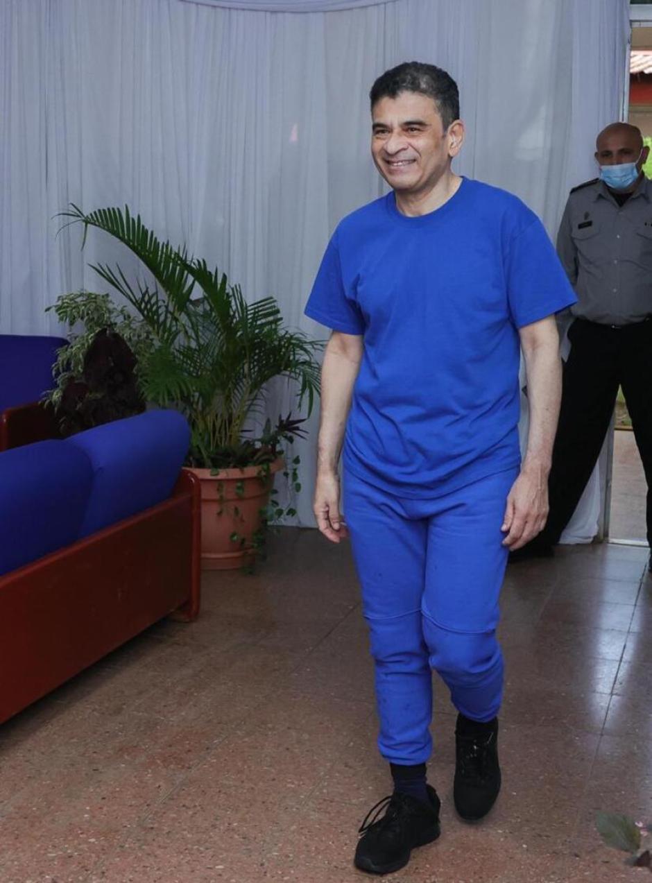 Monseñor Rolando Álvarez, con traje de presidario