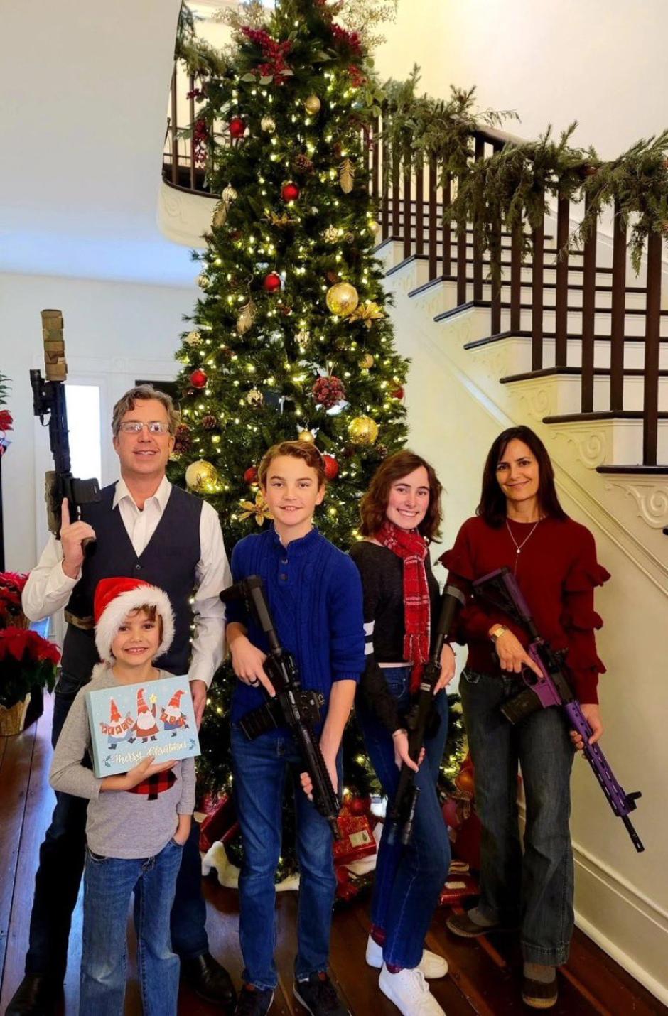 La felicitación de Navidad del congresista Ogles junto a su famila con rifles de asalto