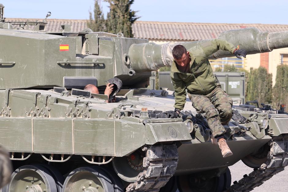 Un militar ucraniano subido en uno de los carros de combate Leopard 2A4 durante la presentación de la formación de las Fuerzas Armadas españolas a militares ucranianos, en el Centro de Adiestramiento de San Gregorio, a 13 de marzo de 2023, en Zaragoza, Aragón (España). Las Fuerzas Armadas españolas adiestrarán a 55 soldados ucranianos en el manejo de los carros de combate Leopard 2A4. Se trata de un modelo que España se ha comprometido a mandar a Ucrania una vez se complete la recuperación de estos vehículos blindados, que están aparcados en un garaje del centro logístico de Casetas (Zaragoza) desde hace una década y que exigen una inspección técnica profunda. Este entrenamiento se engloba dentro de la Misión de Entrenamiento de la UE.
13 MARZO 2023;ZARAGOZA;ARAGÓN;MILITARES UCRANIANOS;COMBATE LEOPARD
Fabián Simón / Europa Press
13/3/2023