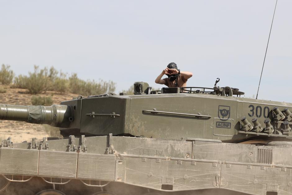 Un militar ucraniano subido a uno de los carros de combate Leopard 2A4 durante la presentación de la formación de las Fuerzas Armadas españolas a militares ucranianos, en el Centro de Adiestramiento de San Gregorio, a 13 de marzo de 2023, en Zaragoza, Aragón (España). Las Fuerzas Armadas españolas adiestrarán a 55 soldados ucranianos en el manejo de los carros de combate Leopard 2A4. Se trata de un modelo que España se ha comprometido a mandar a Ucrania una vez se complete la recuperación de estos vehículos blindados, que están aparcados en un garaje del centro logístico de Casetas (Zaragoza) desde hace una década y que exigen una inspección técnica profunda. Este entrenamiento se engloba dentro de la Misión de Entrenamiento de la UE.
13 MARZO 2023;ZARAGOZA;ARAGÓN;MILITARES UCRANIANOS;COMBATE LEOPARD
Fabián Simón / Europa Press
13/3/2023