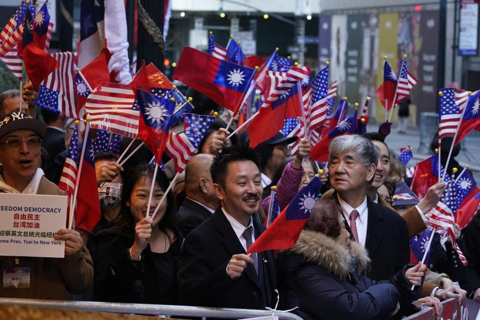 Partidarios de la presidenta de Taiwán la recibieron fuera del hotel donde se queda en Nueva York