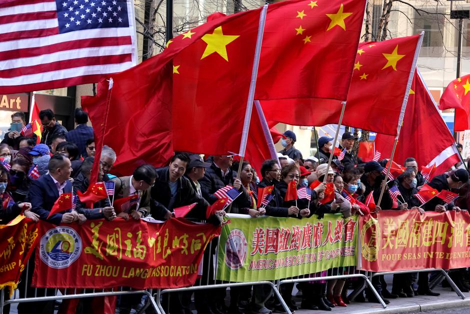 Detractores de la presidenta de Taiwán protestaron fuera del hotel donde se queda en Nueva York