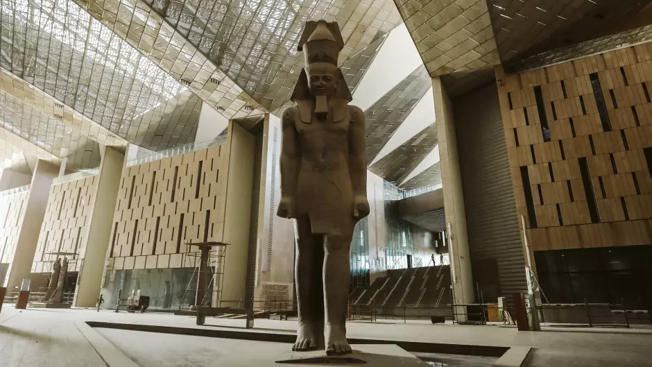 Coloso de Ramsés II en el Gran Museo Egipcio