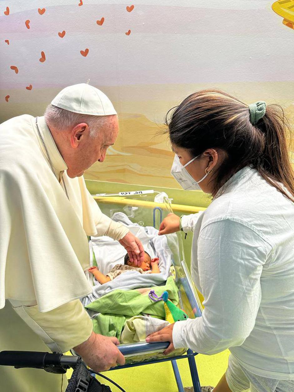This photo taken and handout by The Vatican Media on March 31, 2023 shows Pope Francis blesing a baby boy named Miguel Angel, after he baptised him, while visiting children at the oncology ward of the Gemelli hospital in Rome, the same hospital where the Pope was admitted to another ward on March 29 for bronchitis. - The Vatican said on March 31 that it expected Pope Francis to be discharged on April 1 from a hospital in Rome, following treatment for bronchitis. (Photo by Handout / VATICAN MEDIA / AFP) / RESTRICTED TO EDITORIAL USE - MANDATORY CREDIT "AFP PHOTO / VATICAN MEDIA" - NO MARKETING NO ADVERTISING CAMPAIGNS - DISTRIBUTED AS A SERVICE TO CLIENTS