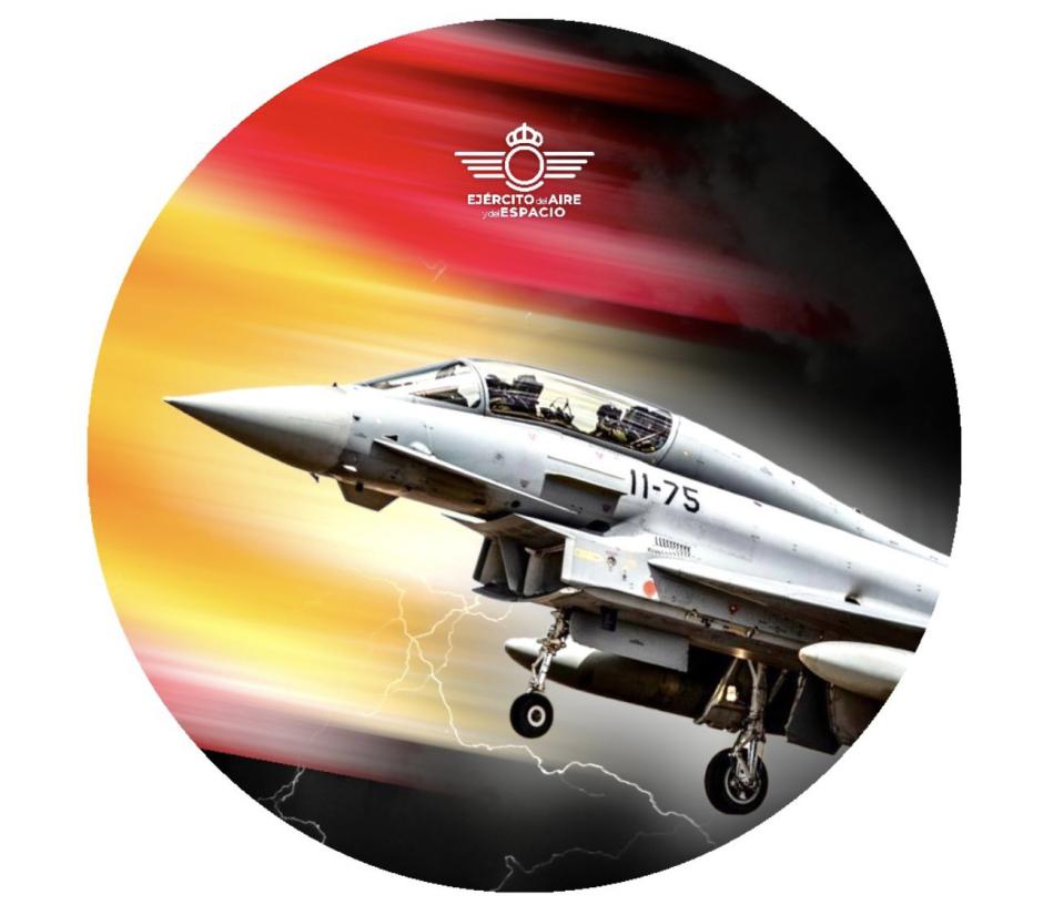 Un caza de combate Eurofighter vuela sobre los colores difuminados de la bandera de España