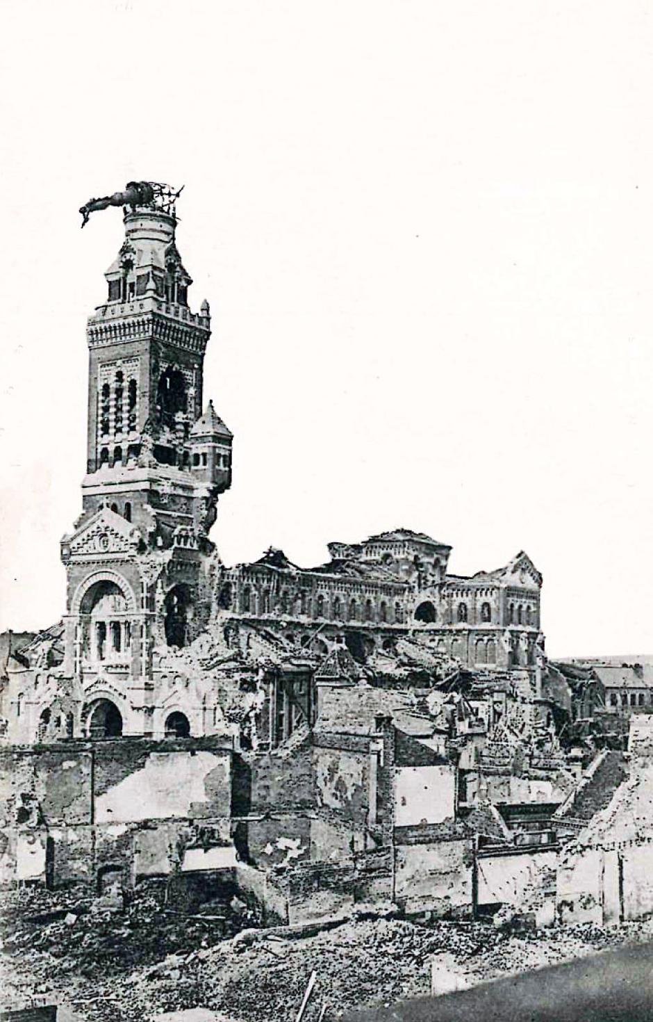 Fotografía de 1915 que muestra la Virgen de Oro inclinada y la Basílica gravemente dañada por el bombardeo de Alberto, Francia, durante la Primera Guerra Mundial.