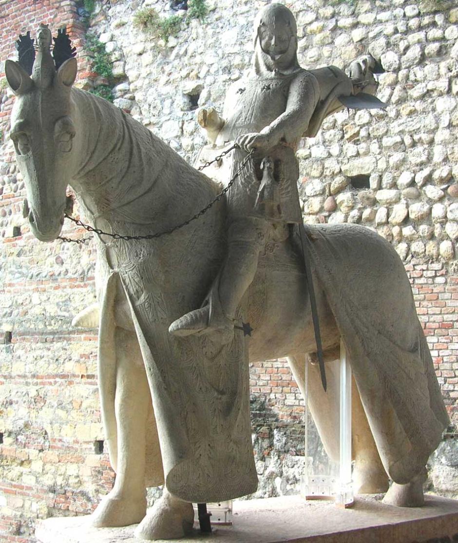 La estatua ecuestre de Cangrande en el patio del Castel Vecchio