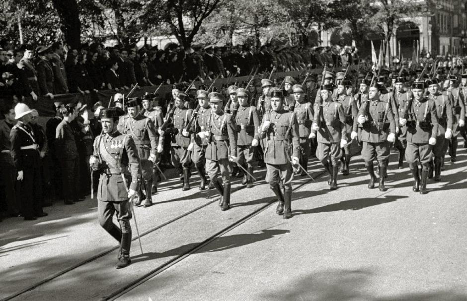 Desfile de guardias civiles y policías armados en San Sebastián en 1942