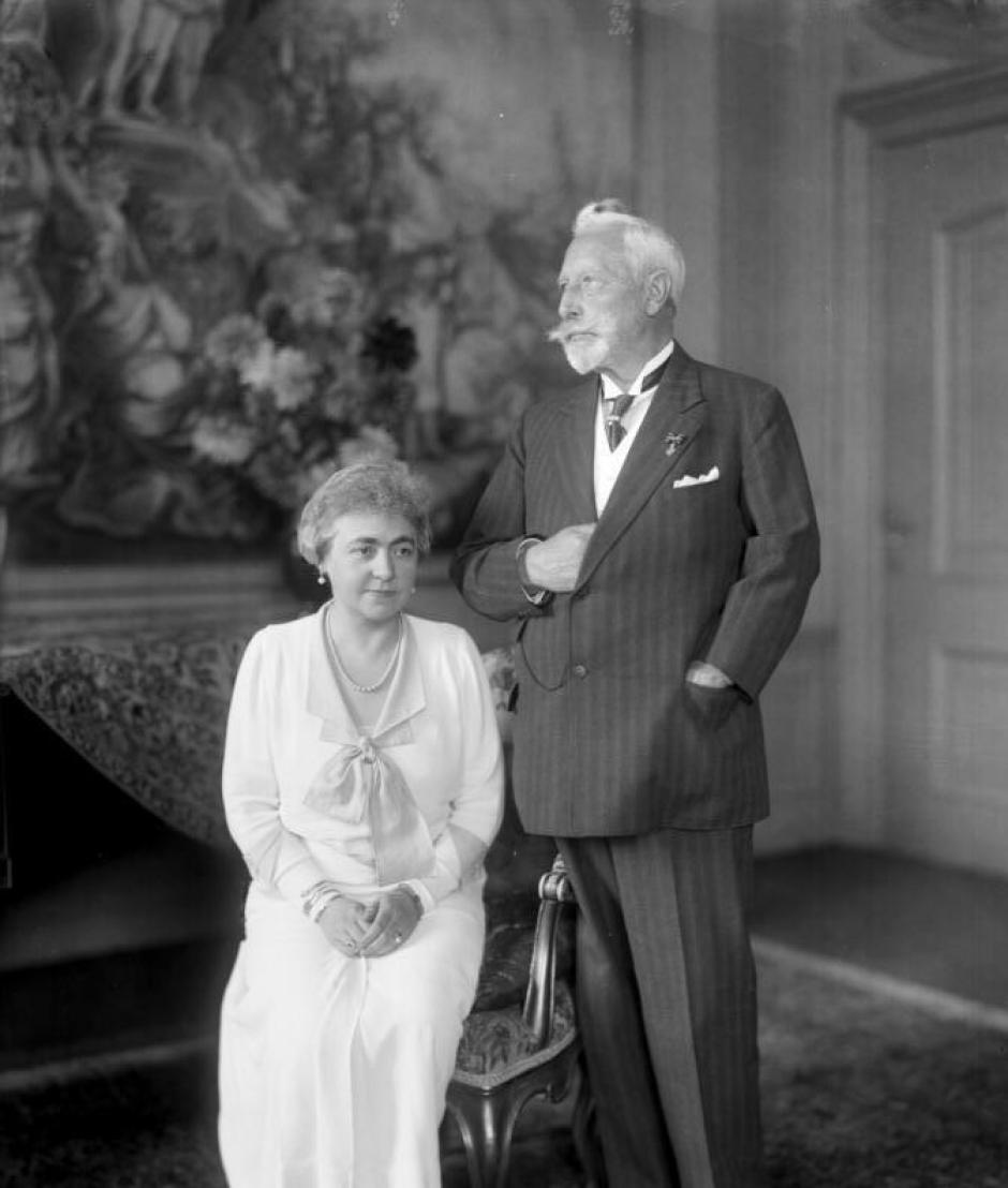 Wilhelm con su segunda esposa Hermine von Schönaich-Carolath en Doorn, 1933