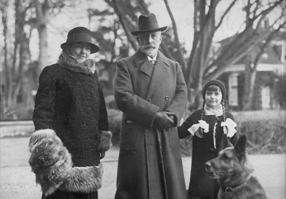 Guillermo II con su segunda esposa y su hijastra en Doorn en marzo de 1931