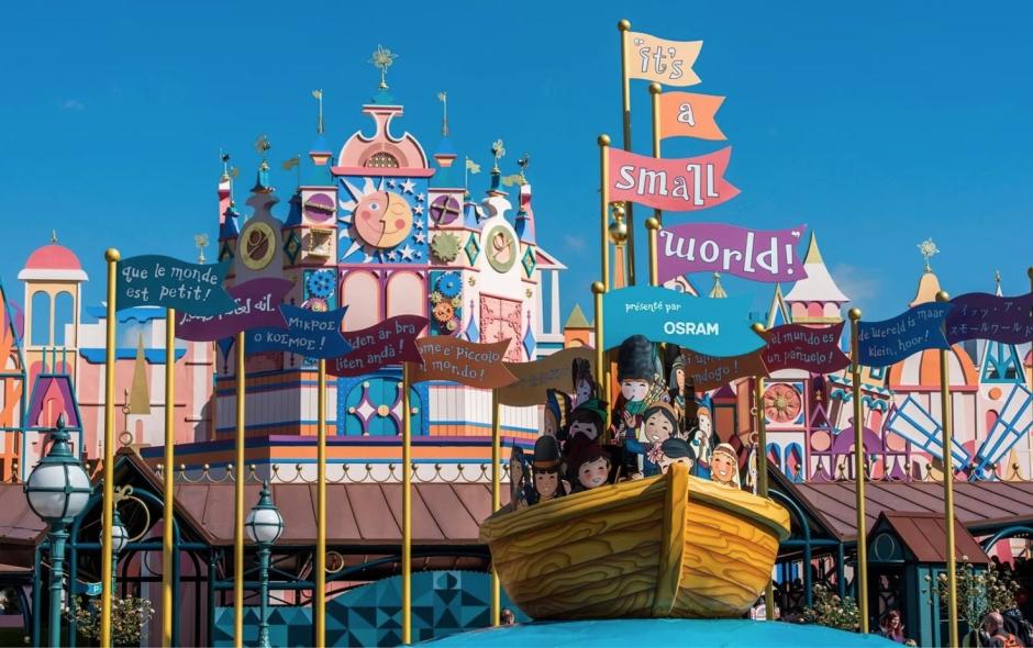 La fachada de la atracción It's a Small World de Disneyland París
