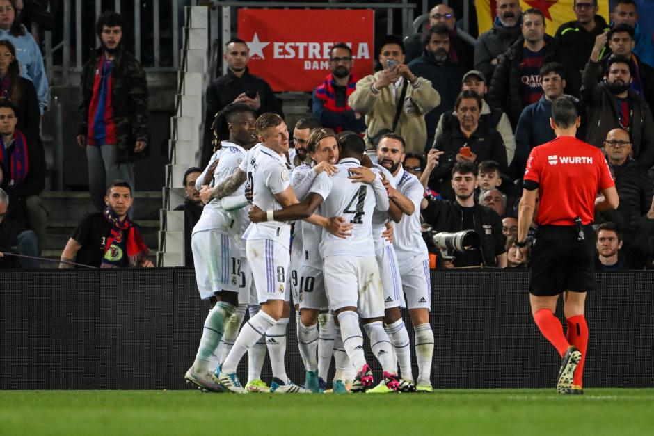 Los jugadores del Madrid celebran uno de sus goles