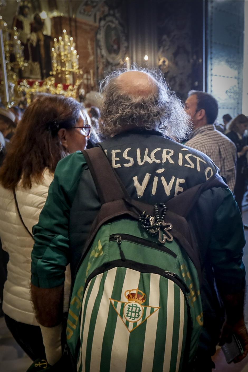 SEVILLA, 06/04/2023.- Un hombre con una mochila del Betis visita la Basílica de Jesús del Gran Poder, cuya imagen saldrá en procesión en la Madrugá sevillana, este Jueves Santo en Sevilla. EFE/Jose Manuel Vidal