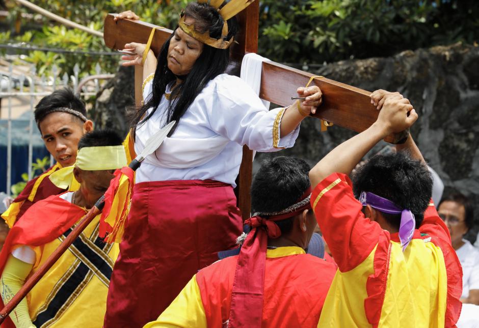 Santo Tomas (Philippines), 07/04/2023.- A penitent flagellates on Good Friday in Santo Tomas, Pampanga, Philippines, 07 April 2023. Religious activities resumed following the COVID-19 pandemic as Catholic devotees witnessed men who were nailed to wooden crosses or flogged themselves bloody in annual rituals re-enacting the crucifixion of Jesus Christ. (Filipinas) EFE/EPA/MARK R. CRISTINO