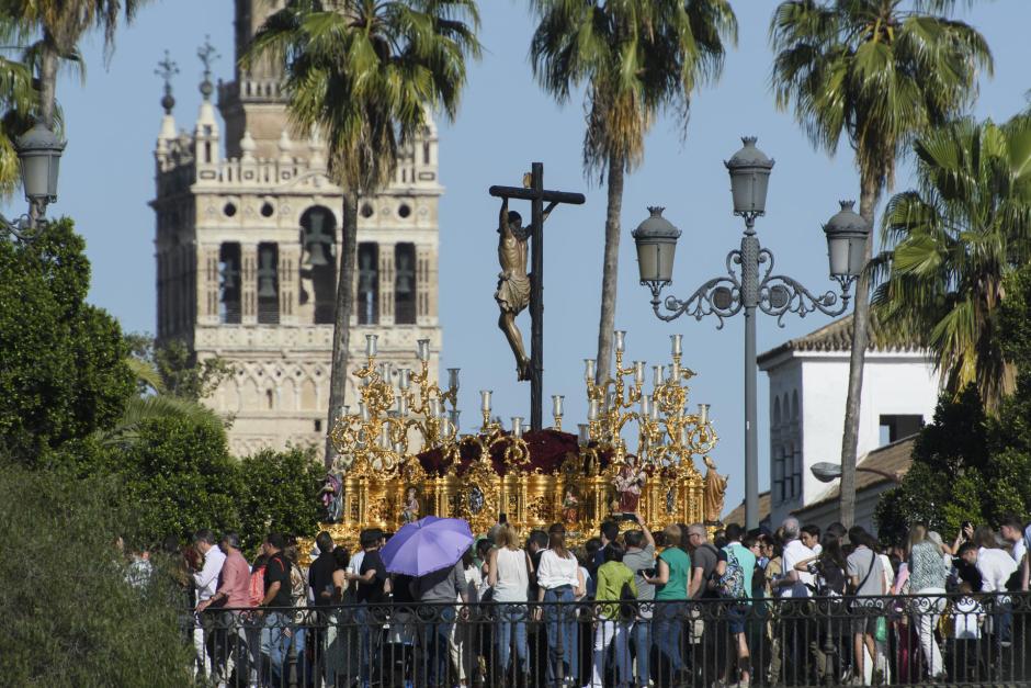 La procesión del Cristo del Cachorro a su paso por el puente de Triana, esta tarde de Viernes Santo en Sevilla