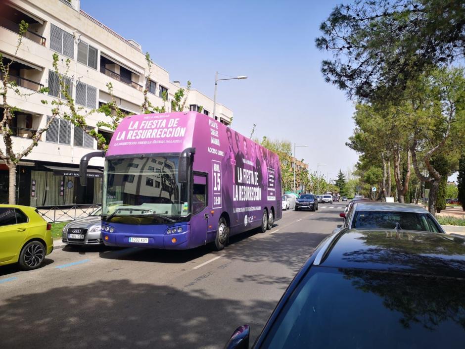 El autobús de la Fiesta de la Resurrección está recorriendo las calles de Madrid