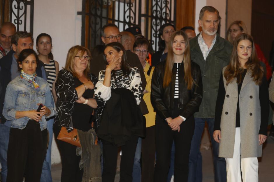 La reina mantiene una charla con una vecina Letizia ha mantenido una conversación cordial con una mujer que se encontraba a su lado durante el acto.