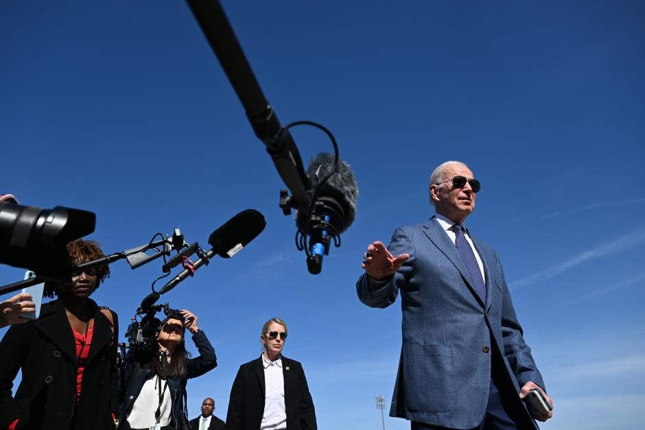 El presidente de los Estados Unidos, Joe Biden, habla con la prensa antes de abordar el Air Force One