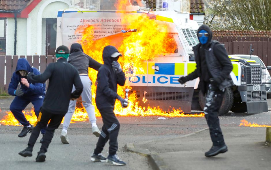 Jóvenes enmascarados atacan un vehículo en Irlanda del Norte