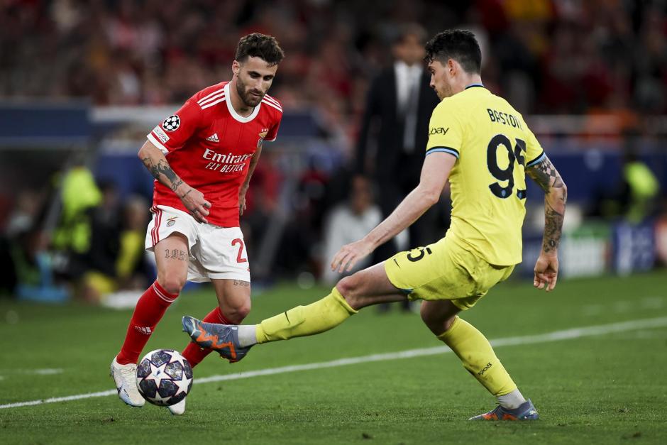 Rafa Silva y Alessandro Bastoni, durante el transcurso del partido