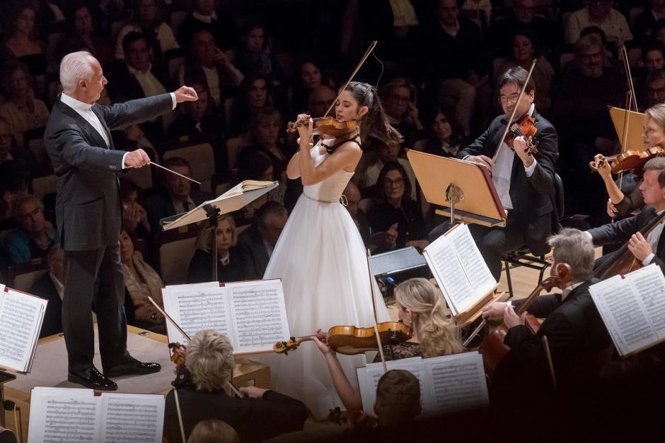 María Dueñas interpretando junto a la Orquesta Nacional de Rusia, dirigida por Vladimir Spivakov