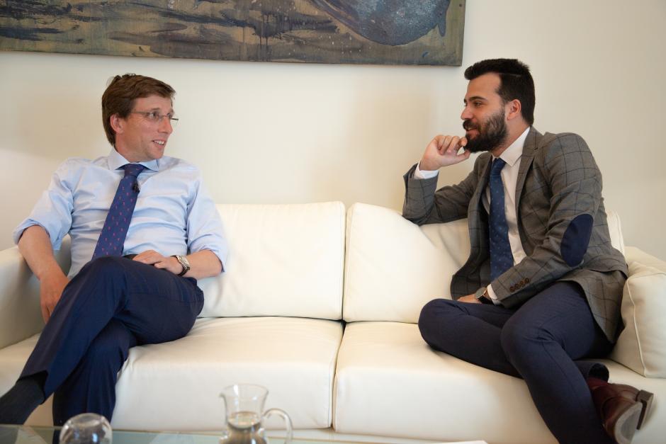 El alcalde de Madrid junto a David Vicente Casado, redactor jefe de Madrid de El Debate