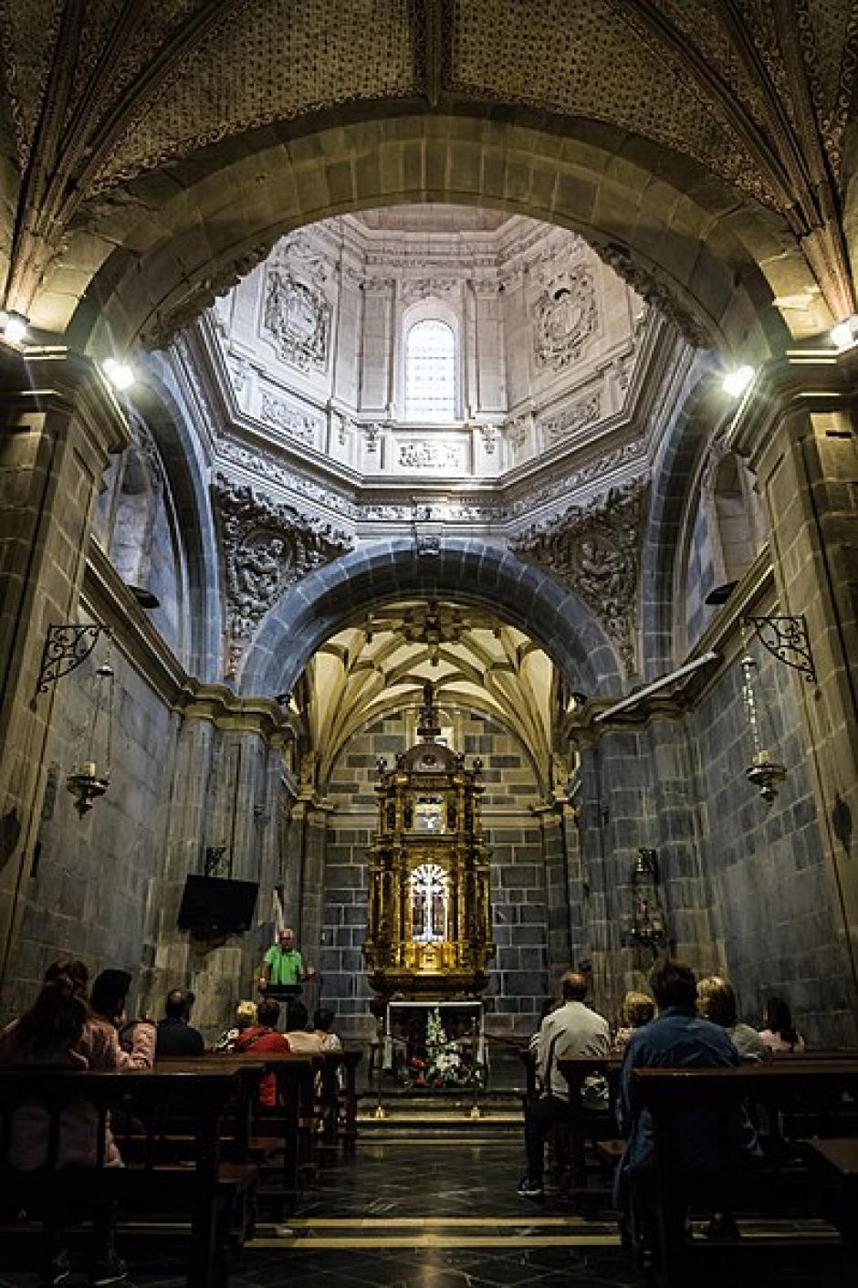 «A nosotros, como comunidad franciscana que estamos en el monasterio, lo que nos toca es ofrecer hospitalidad a los que lo hacen con los pies, con los ojos o con el corazón, ofrecerles un espacio de acogida consigo mismos y con Dios», añade. El prior no cree que vayan a atravesar la Puerta del Perdón los dos millones de visitantes que espera el Gobierno de Cantabria, pero sí un millón, una cifra que ya se alcanzó en el último Año Santo, el de 2017. Y no teme que el Año Jubilar acabe con la tranquilidad de su comunidad, que no se dedica a la vida contemplativa sino a «estar en el mundo, en contacto con la gente». De hecho, es tan activa en su día a día que entre las misiones de los franciscanos de Santo Toribio está ejercer como párrocos de los 22 núcleos rurales que hay en el entorno del monasterio.«Para nosotros es una buena oportunidad de ofrecer lo que somos y los que nos hace vivir», afirma