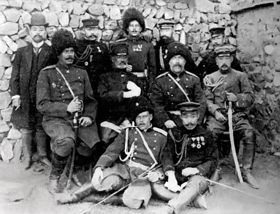 Nogi está sentado en el centro junto al general ruso Anatoly Stessel tras la rendición de las fuerzas rusas en Port Arthur el 2 de enero de 1905.