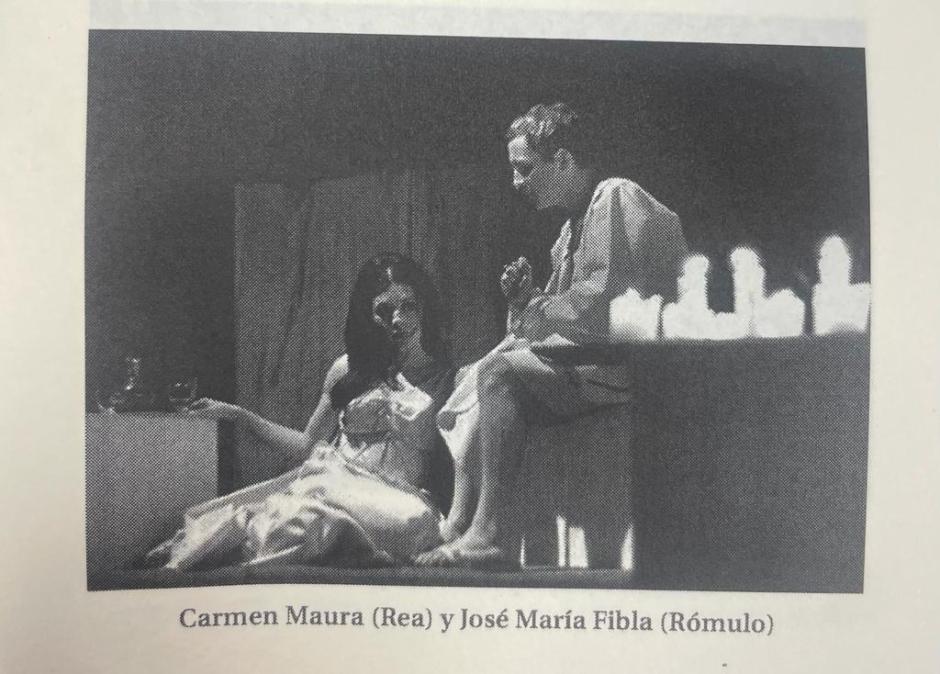 Carmen Maura (Rea) y José María Fibla (Rómulo) en la representación de 'Rómulo El Grande' en el Colegio Mayor San Pablo en 1969