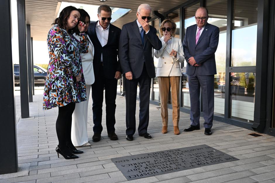 Joe Biden y familiares en un centro hospitalario donde fue atendido el difunto hijo del presidente Beau Biden