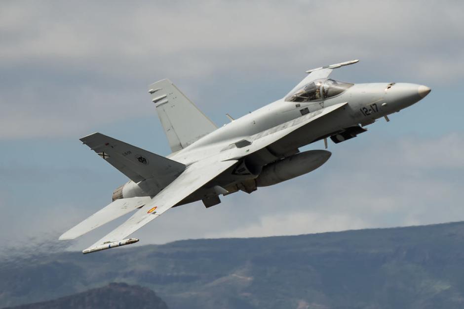 Un F-18 del Ala 12 del Ejército del Aire maniobra en vuelo