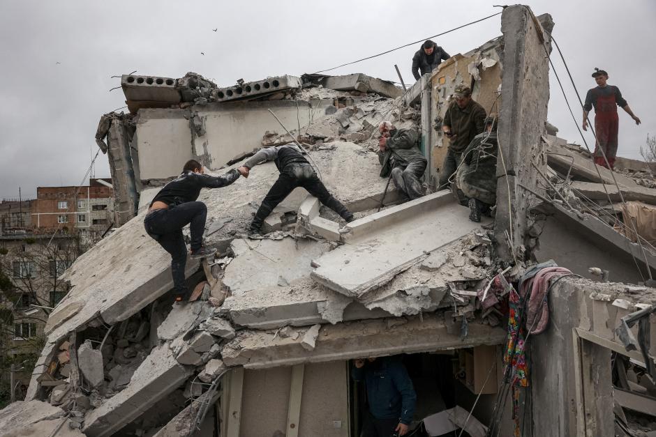 Escombros de un edificio residencial de la ciudad de Sloviansk, al norte de Donetsk, destruido por bombardeos rusos