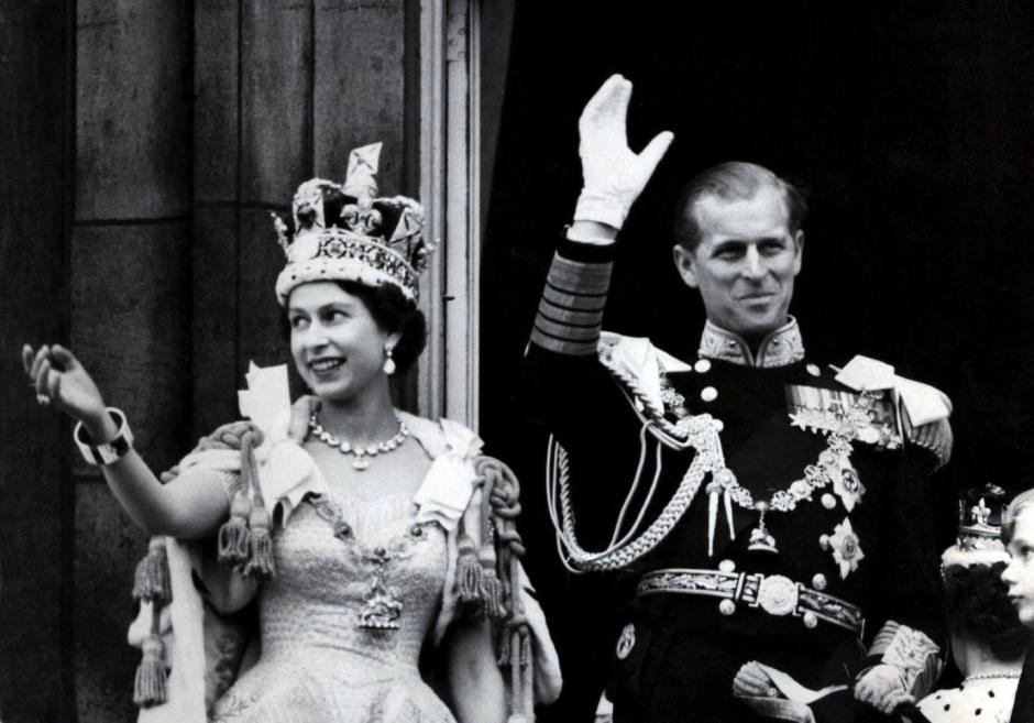 La Reina Isabel II, con la Corona Imperial en su coronación en 1953