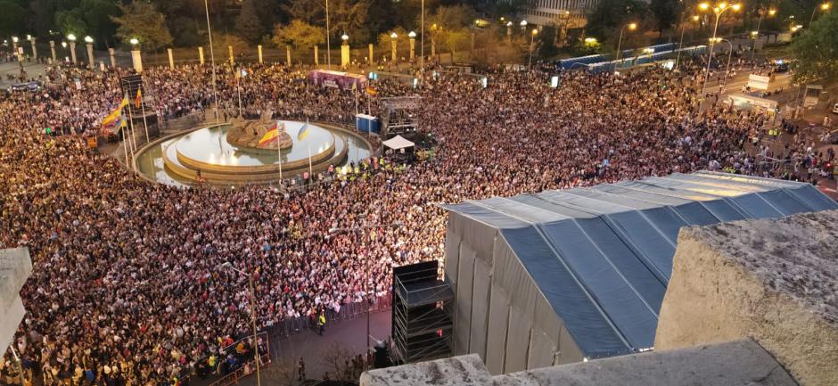 El público abarrota la plaza de Cibeles, mientras cientos de personas se han quedado fuera del perímetro acotado por las autoridades