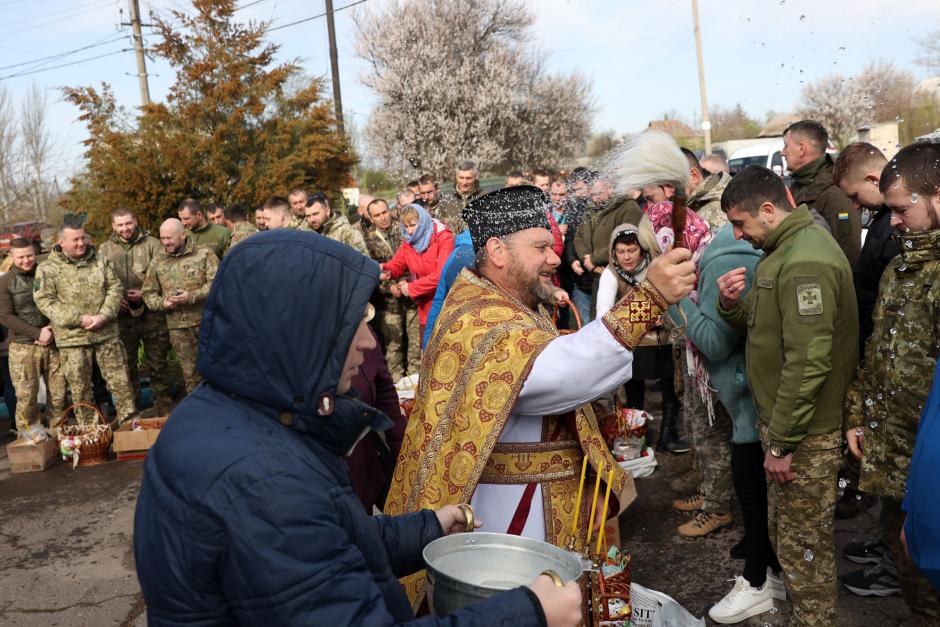 Un sacerdote bendice a los soldados ucranianos y a los residentes locales en una iglesia durante la Pascua ortodoxa en Kramatorsk, Donetsk