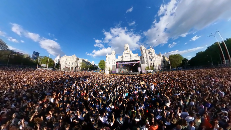 Decenas de miles de personas se congregaron en la plaza de Cibeles para celebrar la Fiesta de la Resurrección