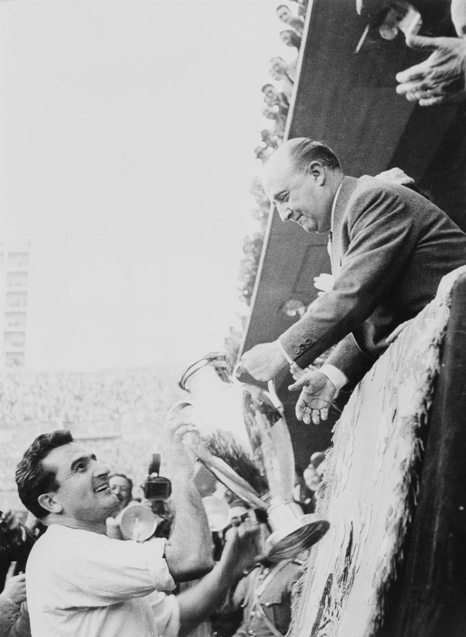 Francisco Franco en la entrega de la Copa de Europa de 1957 a Miguel Muñoz, capitán del Real Madrid