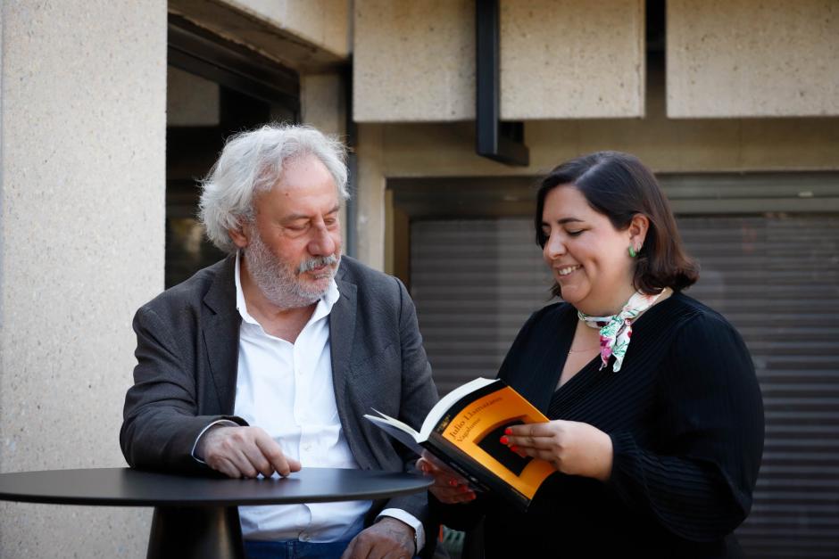 El escritor Julio Llamazares y la periodista María Serrano durante un momento de la entrevista