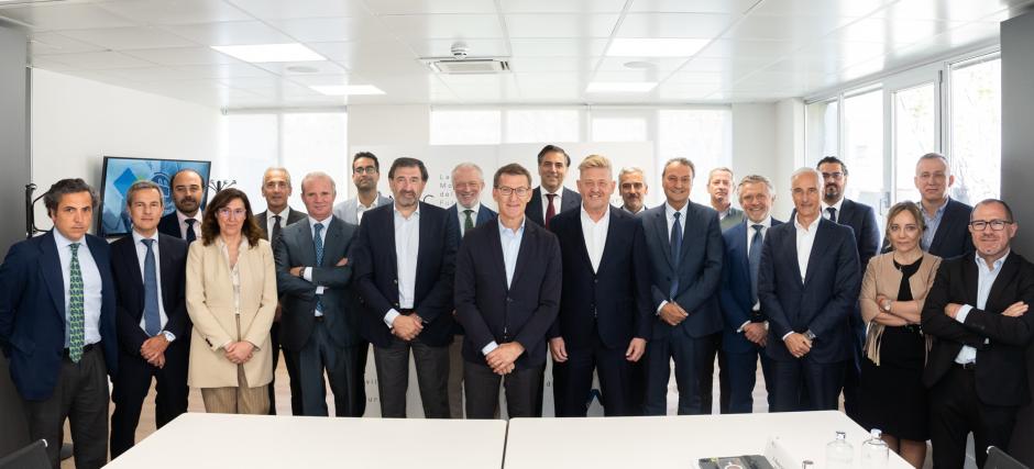 El líder del PP con los principales presidentes de las firmas de automóviles que operan en España