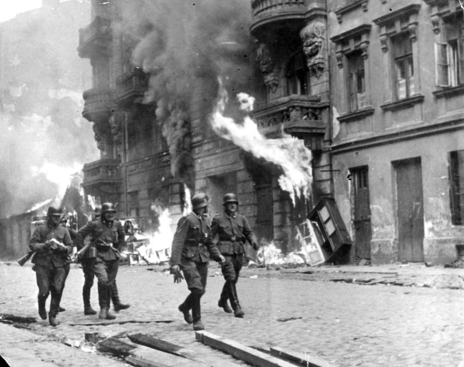 Soldados del general de las SS Stroop cerca de edificios en llamas durante la represión de la rebelión del gueto de Varsovia
