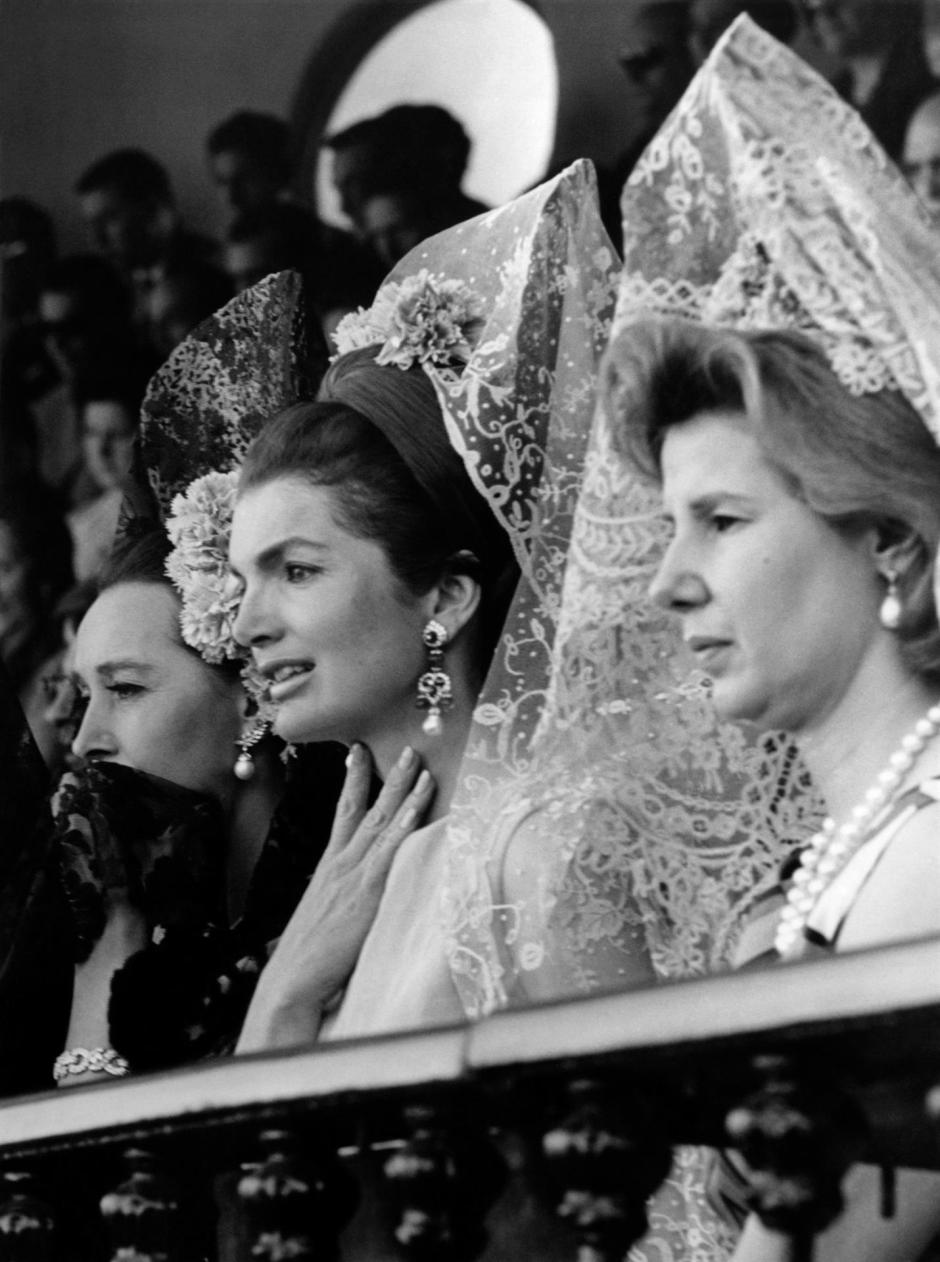 Jackie Kennedy y la Duquesa de Alba, en la Feria de Sevilla de 1966