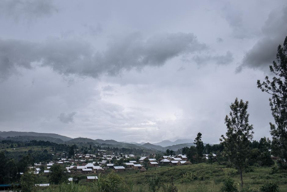 This photograph shows the village of Kishishe, eastern Democratic Republic of Congo, on April 5, 2023. - In late November 2022, according to UN reports, M23 (March 23 Movement) fighters massacred at least 170 civilians in Kishishe in a retaliation attack after being ambushed by a local armed group. For a year, the fighters of the M23 - "Movement of March 23", a predominantly Tutsi armed group - have been advancing in Congolese territory, taking control of main roads, seizing towns and border posts. The capture of Kishishe is also part of a fight by the M23 against the FDLR (Democratic Forces for the Liberation of Rwanda), a mainly Hutu armed group founded by former leaders of the genocide in Rwanda, exiled in the DRC. The latter have for years installed one of their bastions in the immediate vicinity of the village. (Photo by ALEXIS HUGUET / AFP)