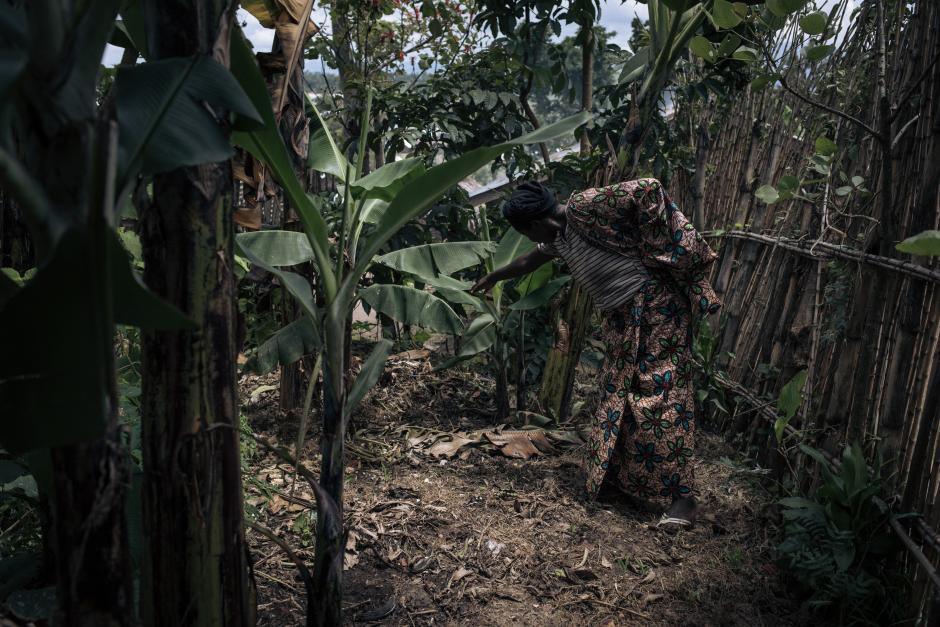 A woman indicates the position of a mass grave amongst banana trees where about 5 men and boys were allegedly executed by the March 23 Movement (M23) in November 2022 in Kishishe, eastern Democratic Republic of Congo, on April 5, 2023. - In late November 2022, according to UN reports, M23 (March 23 Movement) fighters massacred at least 170 civilians in Kishishe in a retaliation attack after being ambushed by a local armed group. For a year, the fighters of the M23 - "Movement of March 23", a predominantly Tutsi armed group - have been advancing in Congolese territory, taking control of main roads, seizing towns and border posts. The capture of Kishishe is also part of a fight by the M23 against the FDLR (Democratic Forces for the Liberation of Rwanda), a mainly Hutu armed group founded by former leaders of the genocide in Rwanda, exiled in the DRC. The latter have for years installed one of their bastions in the immediate vicinity of the village. (Photo by ALEXIS HUGUET / AFP)